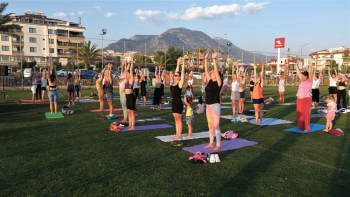Alanya’da Vatandaşlar Yoga Etkinliğinde Buluştu