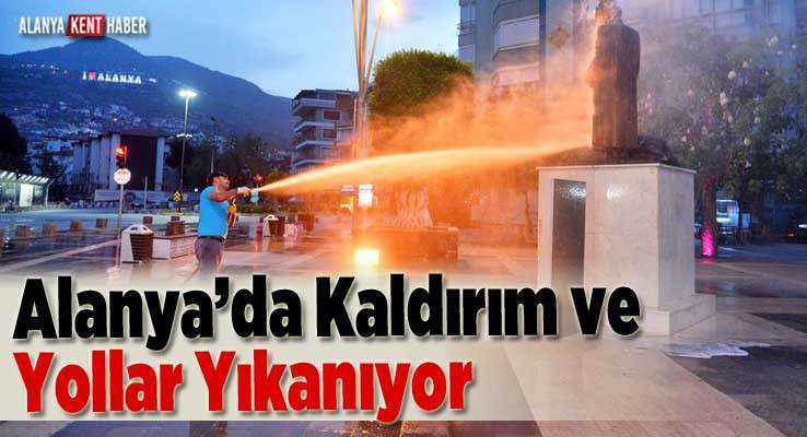 Alanya’da Kaldırım ve Yollar Yıkanıyor