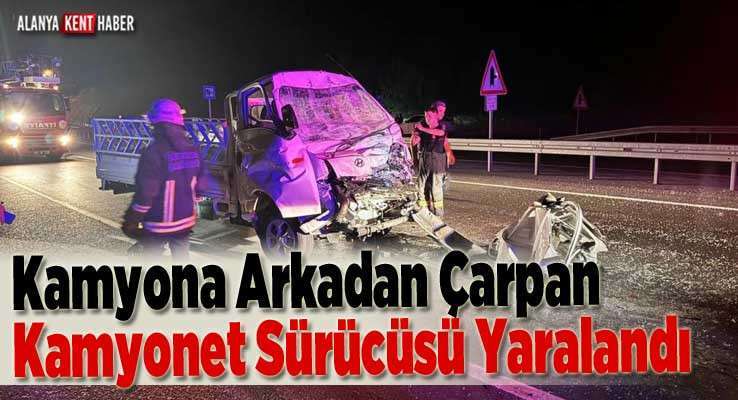 Kamyona Arkadan Çarpan Kamyonet Sürücüsü Yaralandı